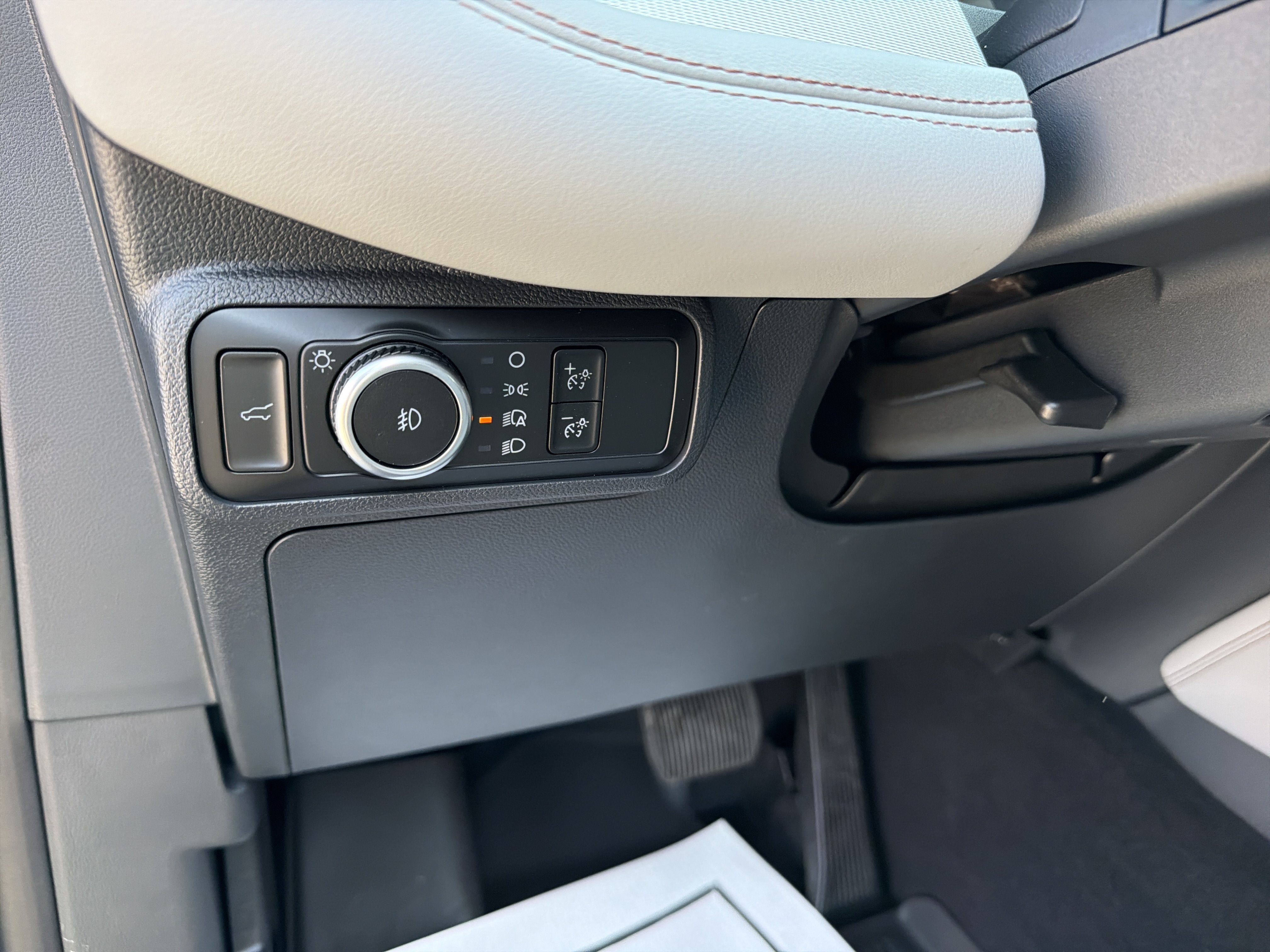 2027 Ford Explorer Active w/200A Pkg