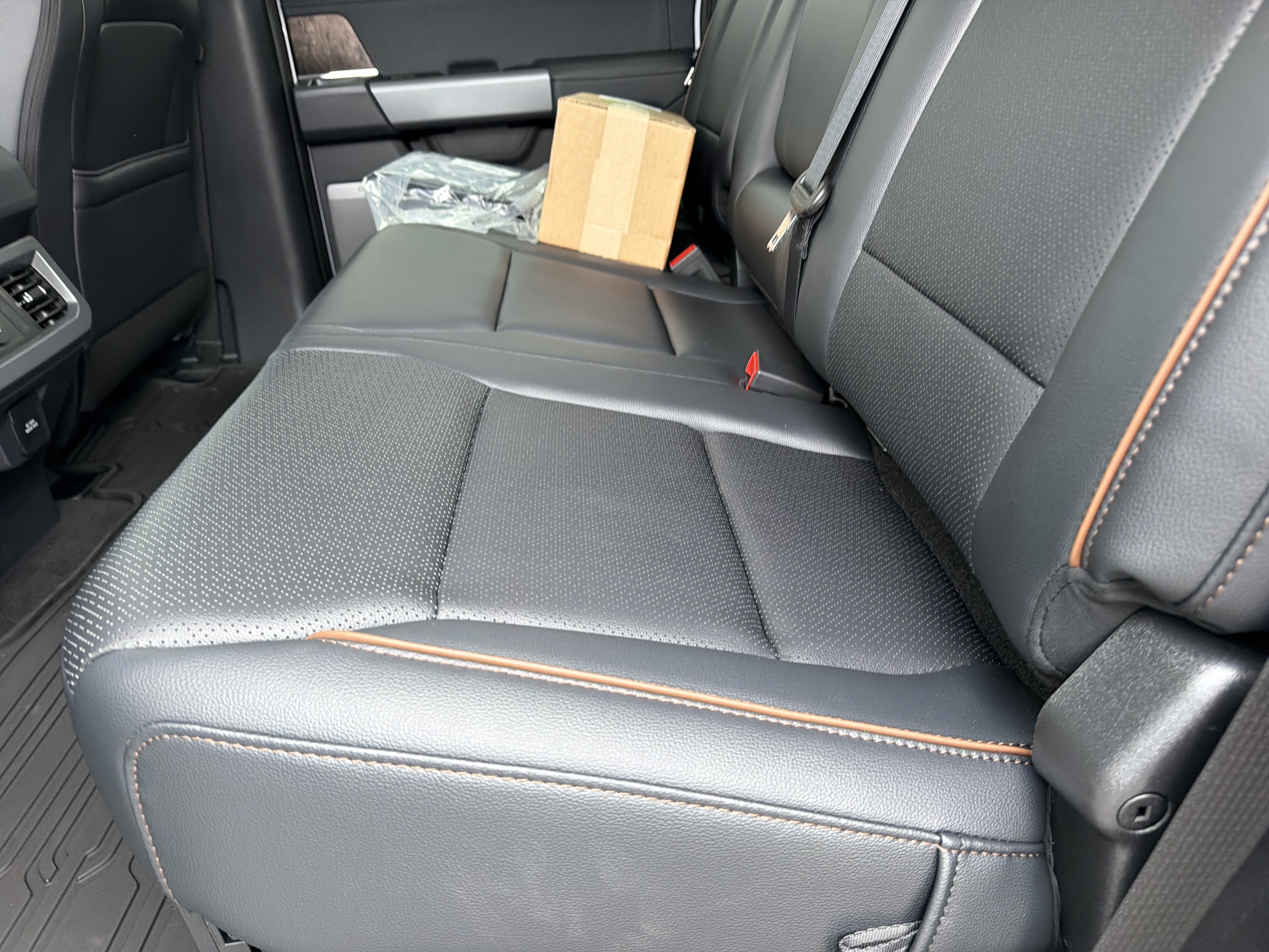 2027 Ford Super Duty F-350 SRW LARIAT