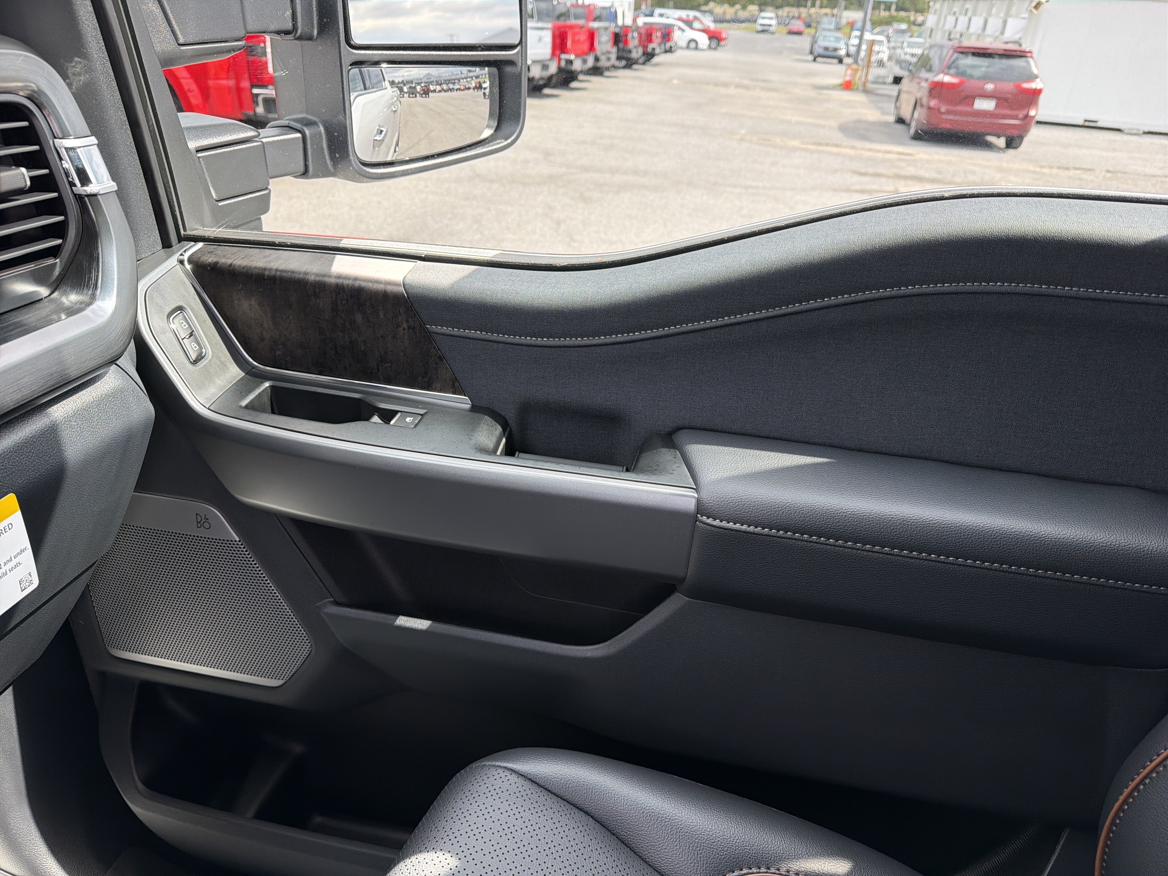 2027 Ford Super Duty F-350 SRW LARIAT