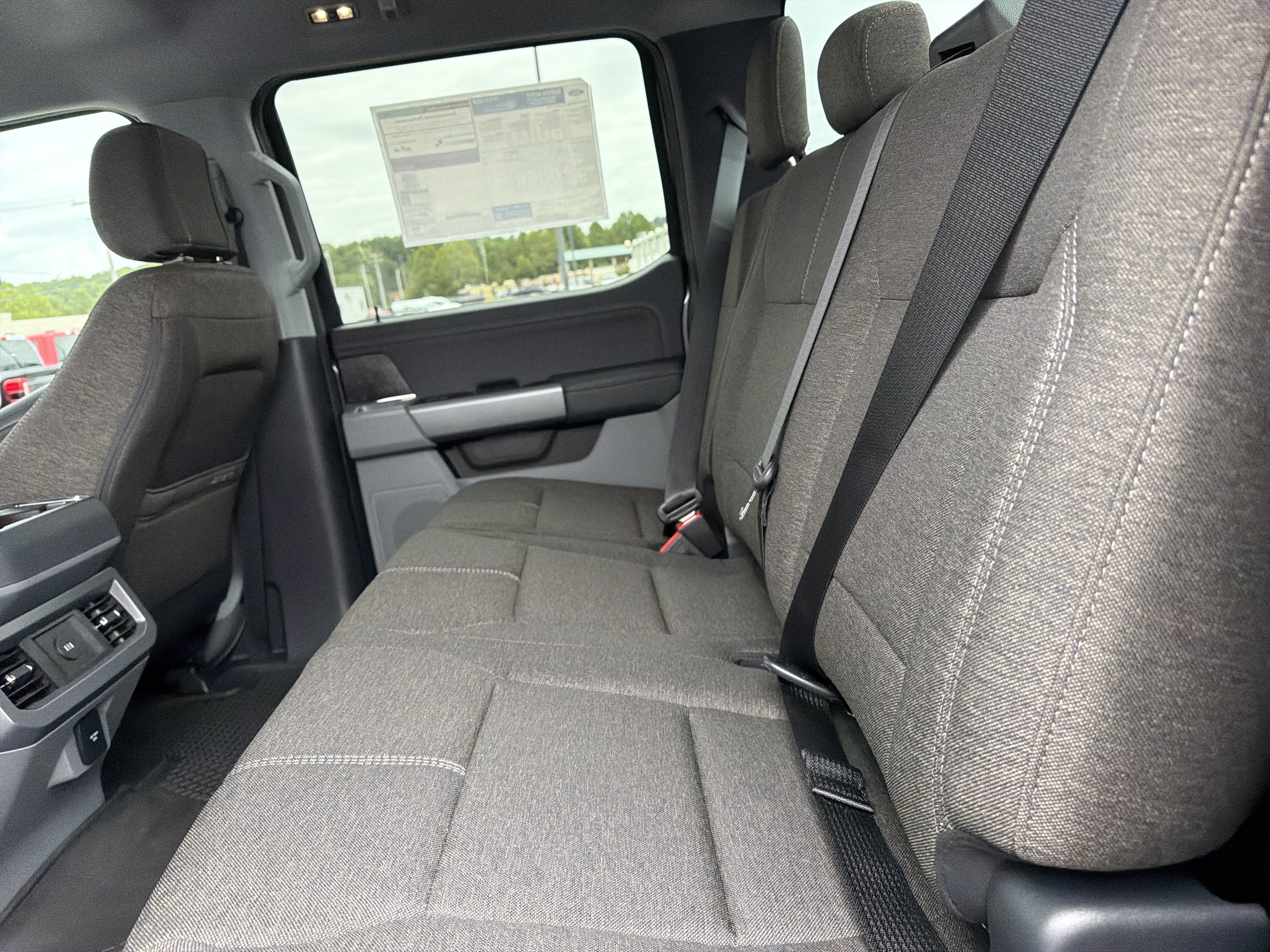 2027 Ford Super Duty F-350 SRW XLT