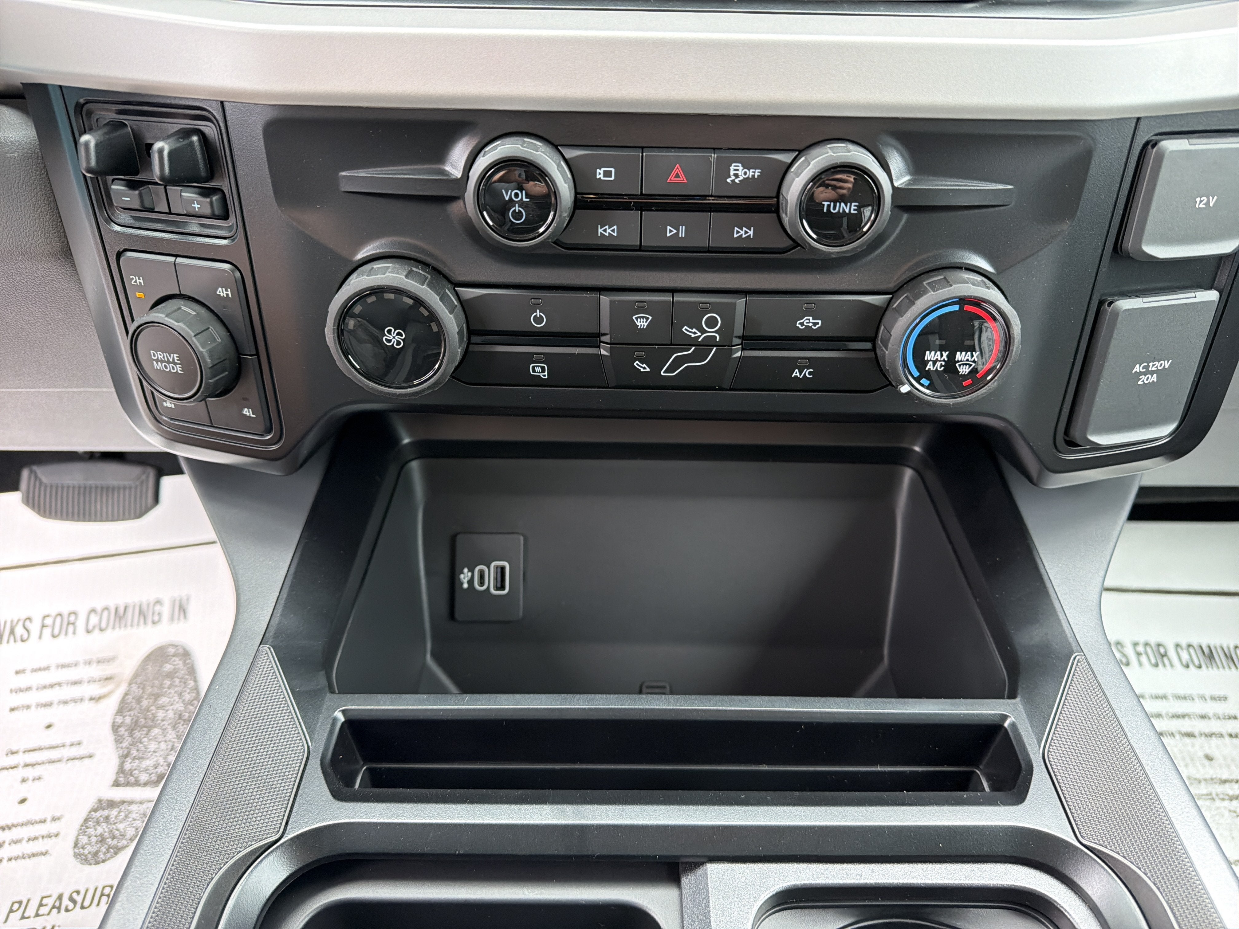 2027 Ford Super Duty F-350 SRW XLT