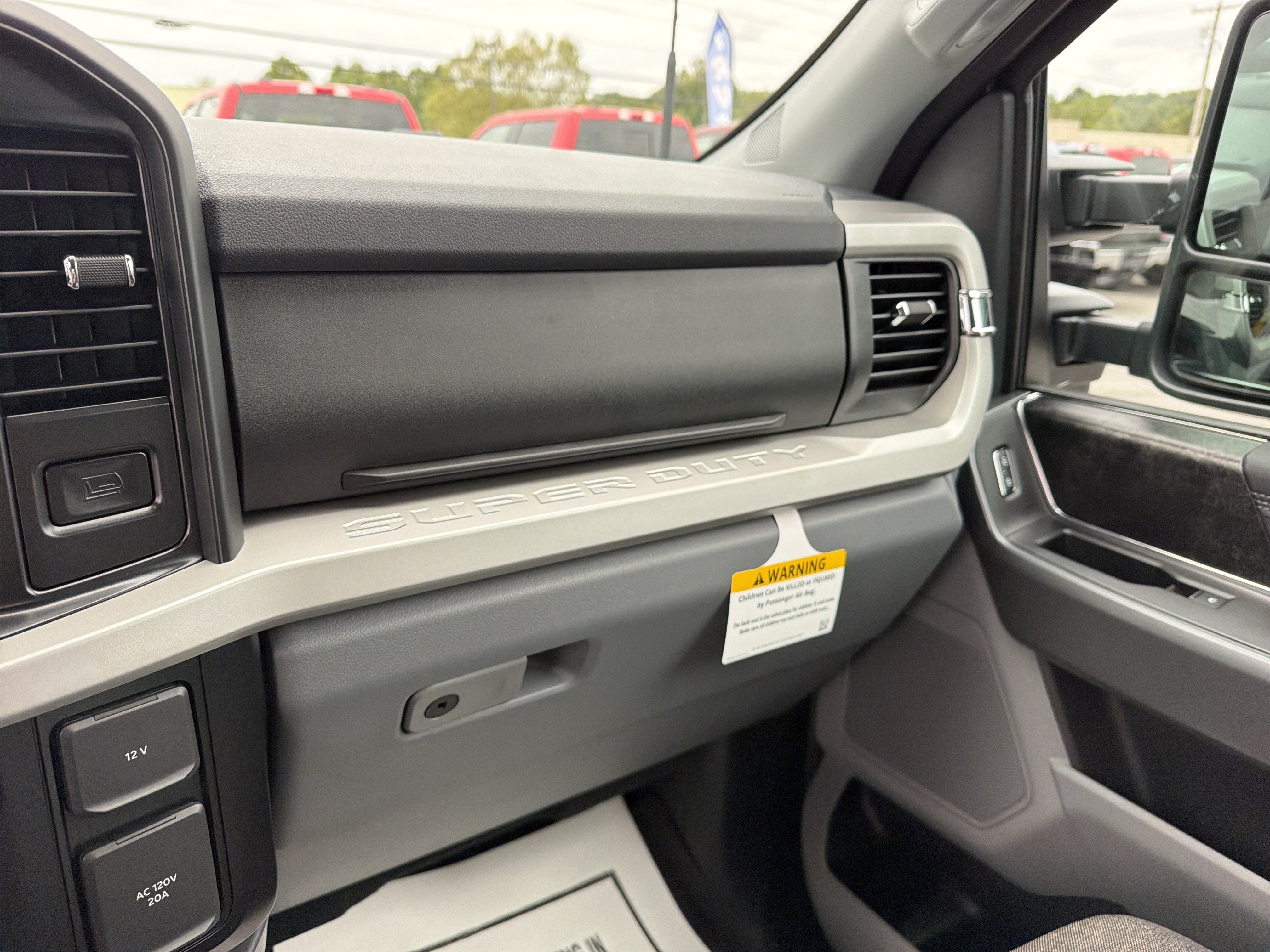 2027 Ford Super Duty F-350 SRW XLT