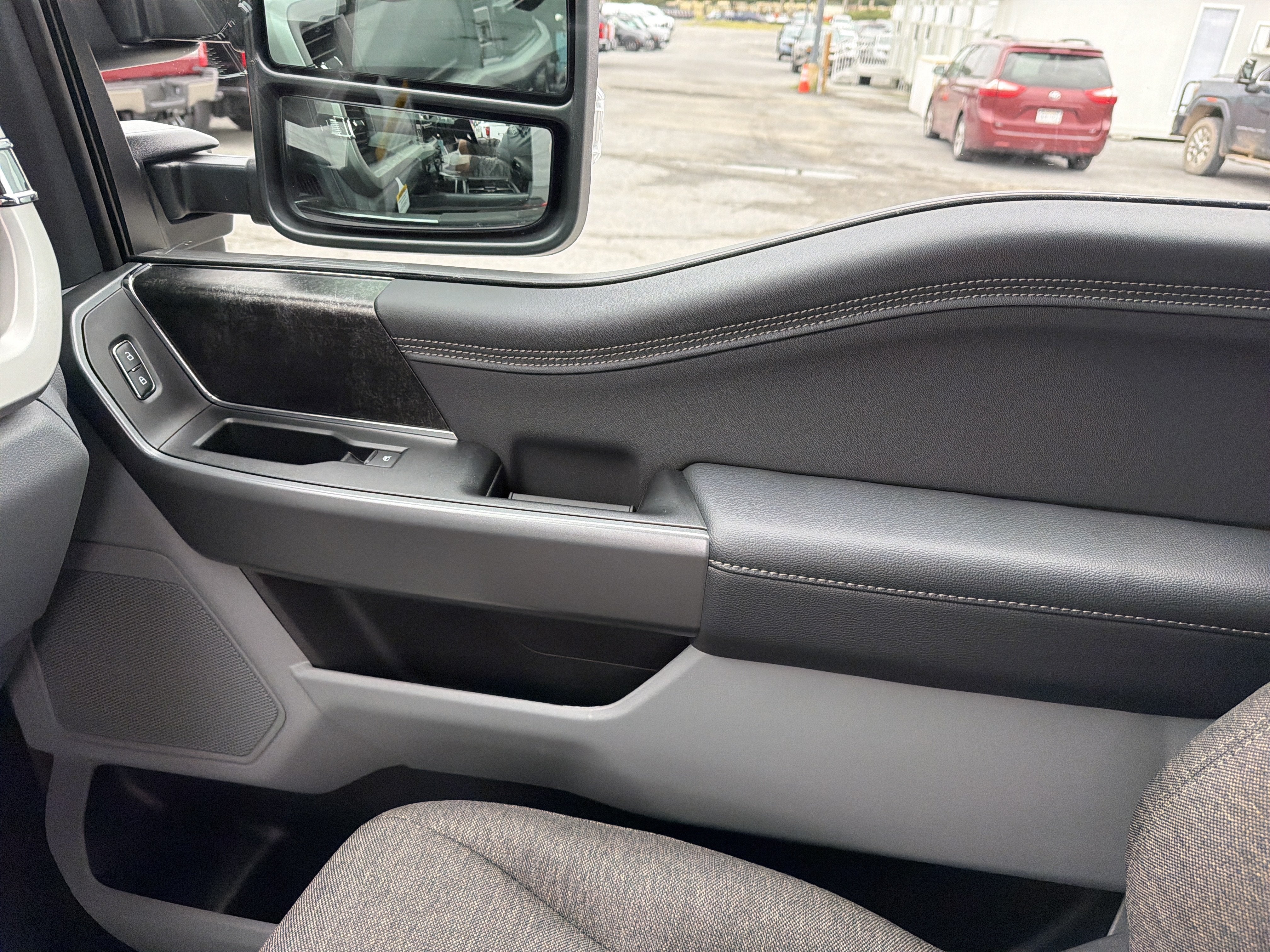2027 Ford Super Duty F-350 SRW XLT