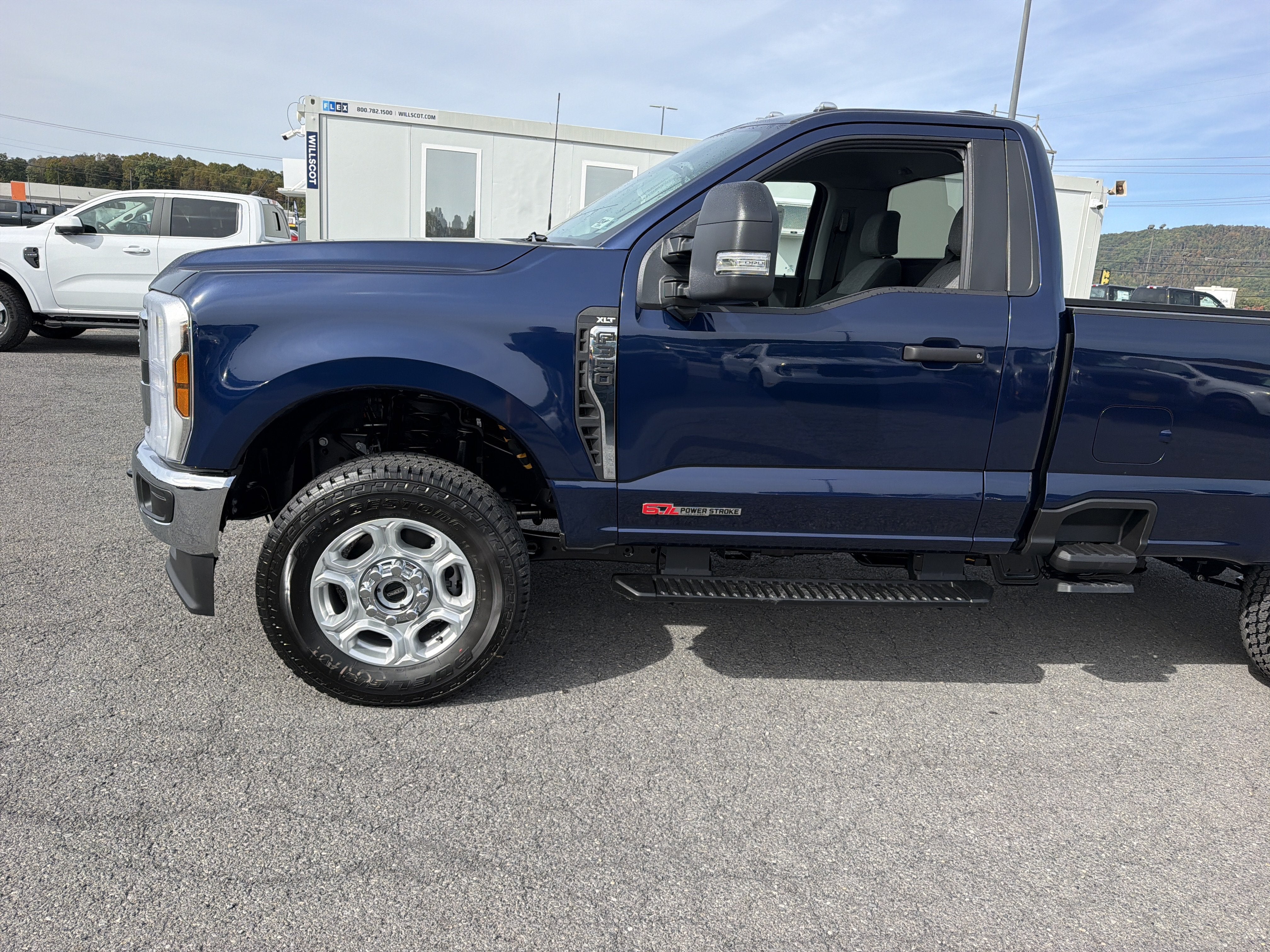 2027 Ford Super Duty F-350 SRW XLT