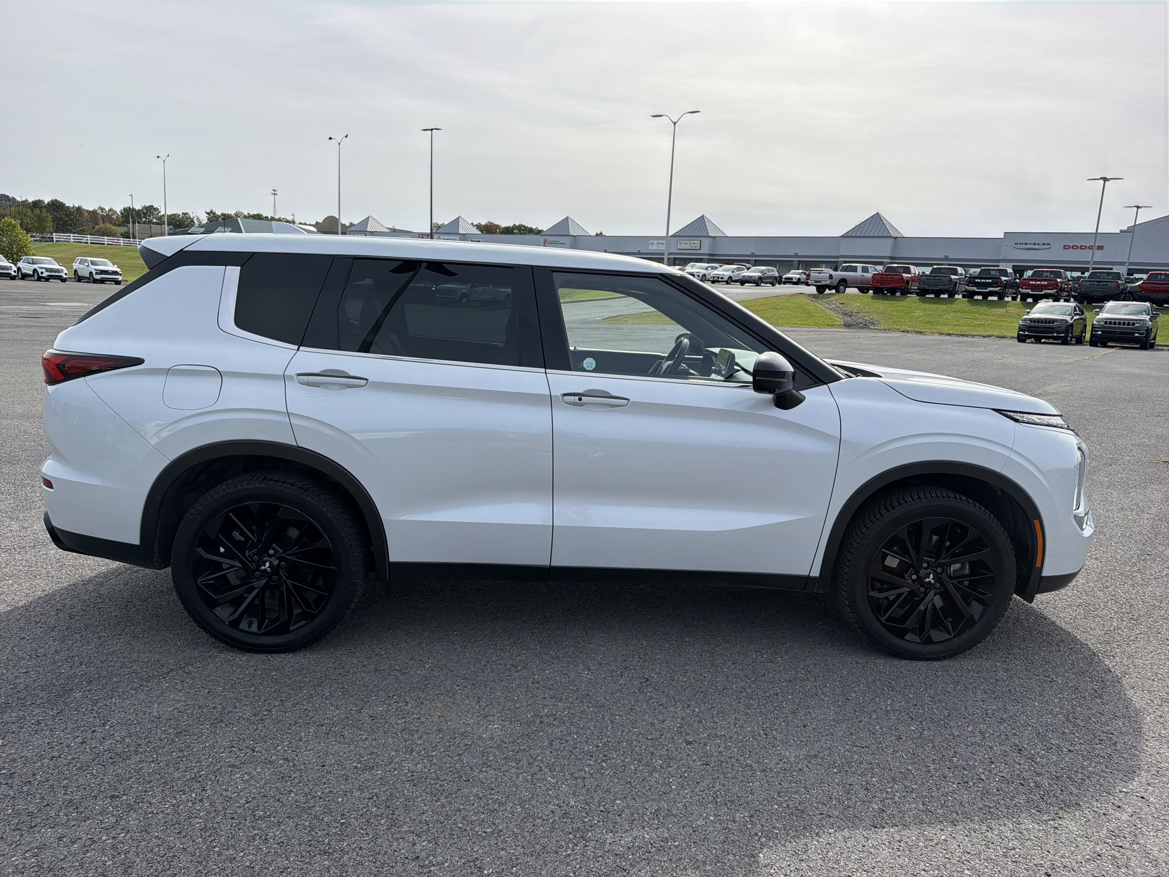 2023 Mitsubishi Outlander SE Special Edition