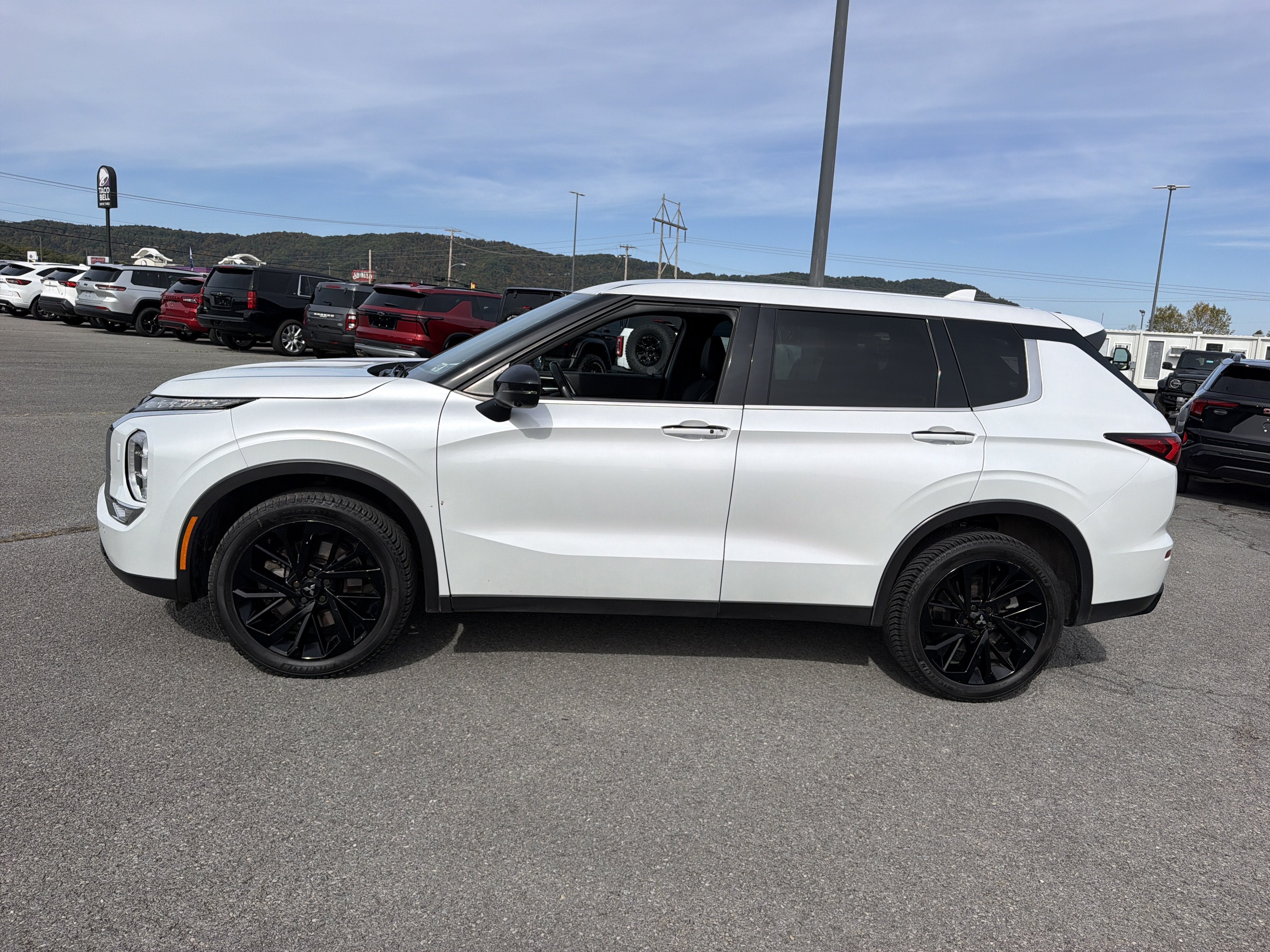 2023 Mitsubishi Outlander SE Special Edition